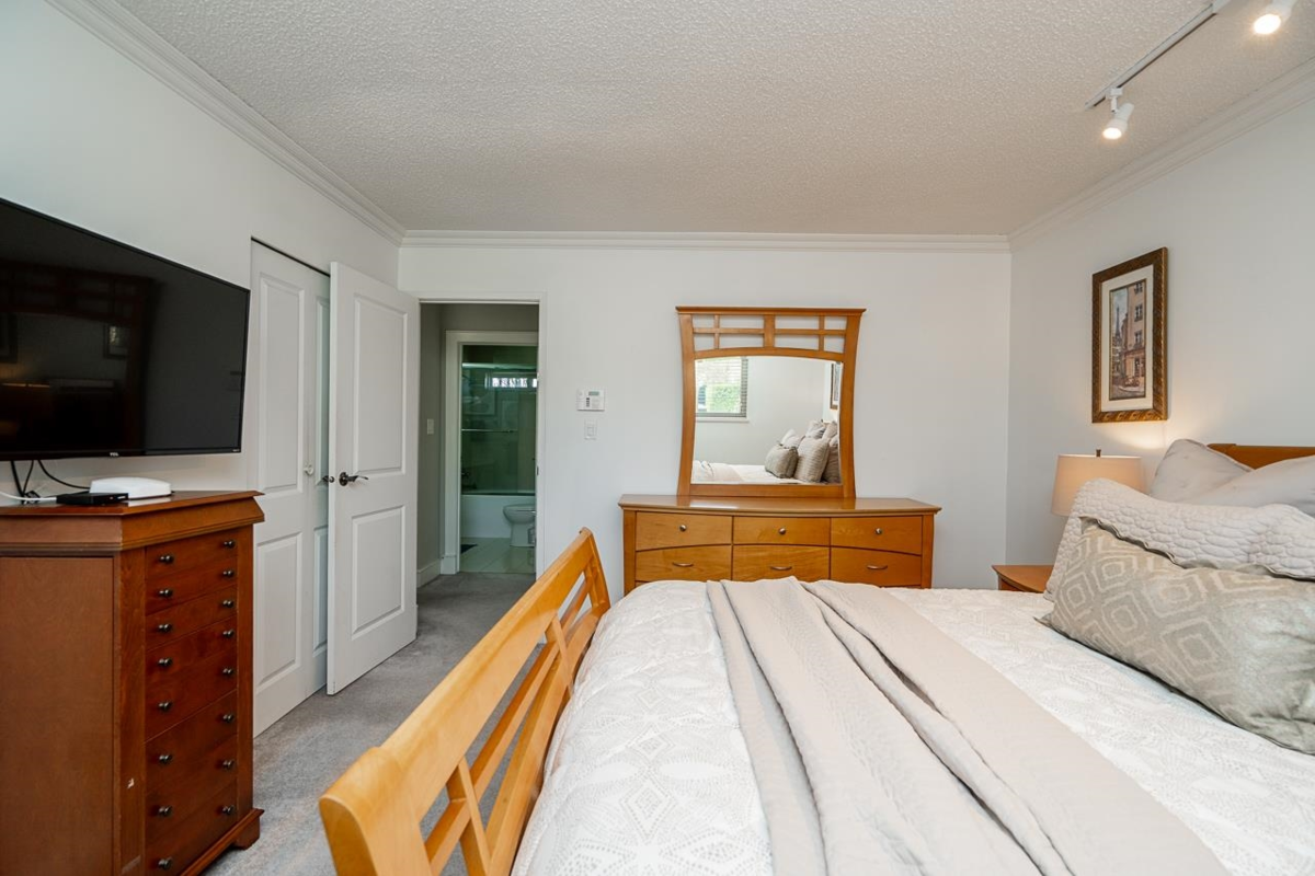 Powder Room Photo of 6489 108a Street, Delta, BC