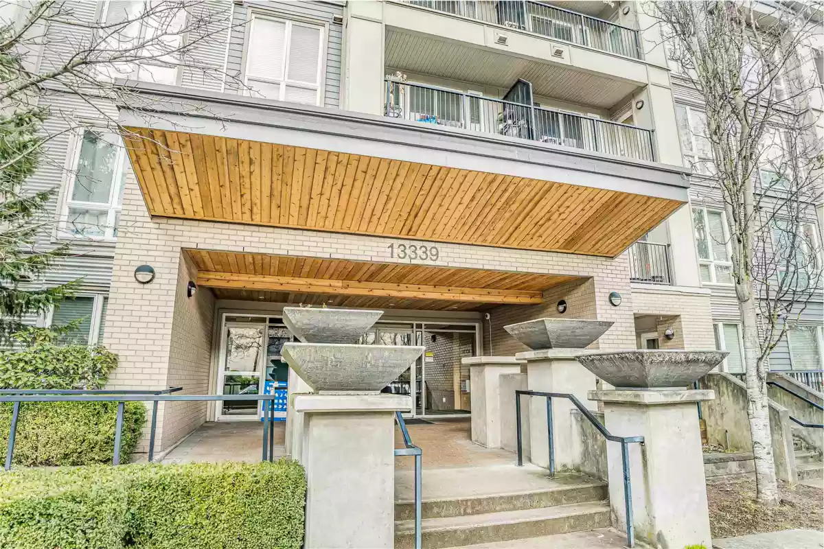 Walk-In Closet Photo of 404 13339 102a, Surrey, BC