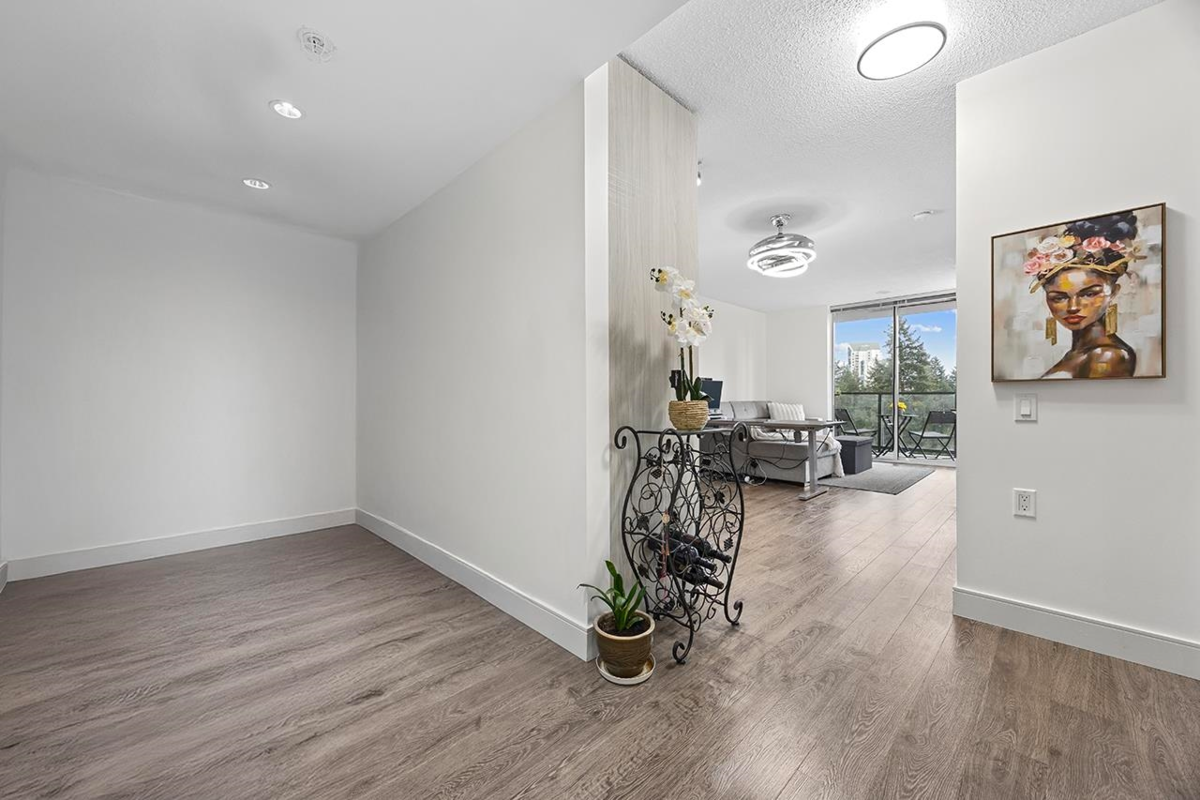 Dining Area Photo of 1103 3007 Glen Drive, Coquitlam, BC