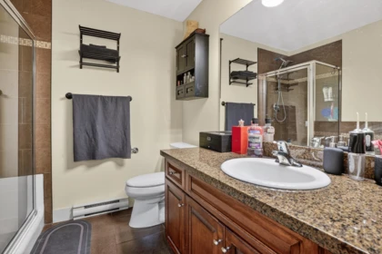 Primary Bathroom Photo of 100 45893 Chesterfield Avenue, Chilliwack, BC