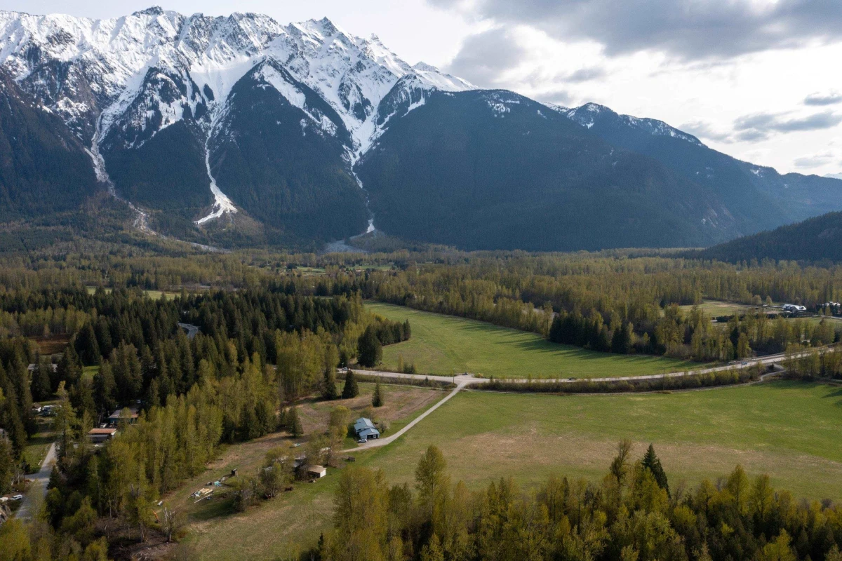Kitchen Photo of 1691 Highway 99, Pemberton, BC