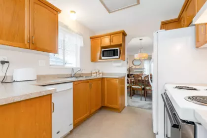 Kitchen Photo of 31 1973 Winfield Drive, Abbotsford, BC