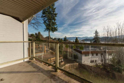 Entry Foyer Photo of 476 Abbs Road, Gibsons, BC