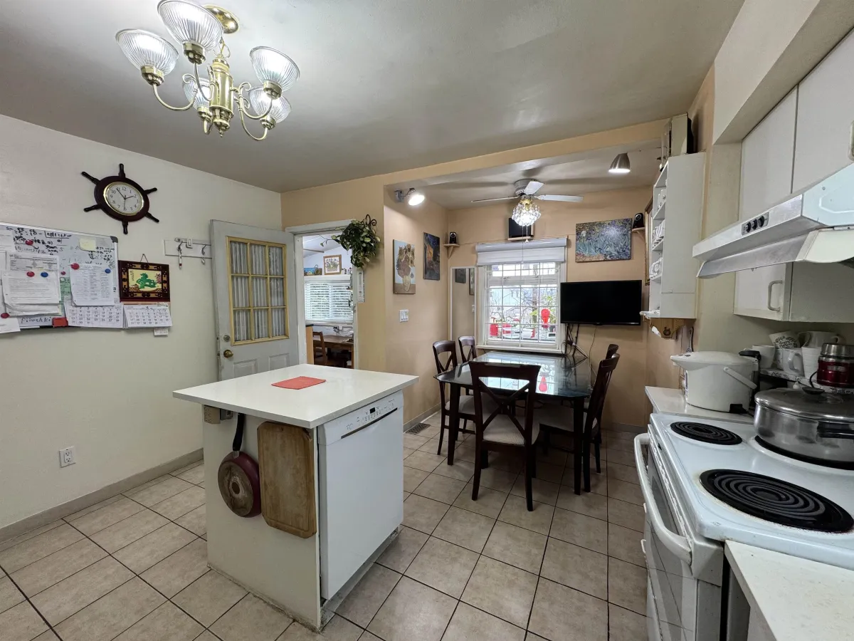 Dining Area Photo of 309 Boyne Street, New Westminster, BC