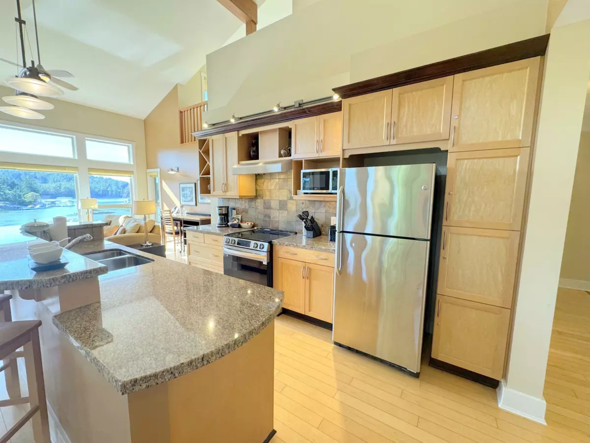 Dining Area Photo of 4C 12849 Lagoon Road, Madeira Park, BC