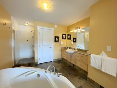 Entry Foyer Photo of 4C 12849 Lagoon Road, Madeira Park, BC