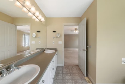 Entry Foyer Photo of 18202 69 Avenue, Surrey, BC