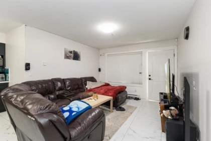 Garden / Landscaping Photo of 2018 Vinewood Street, Abbotsford, BC
