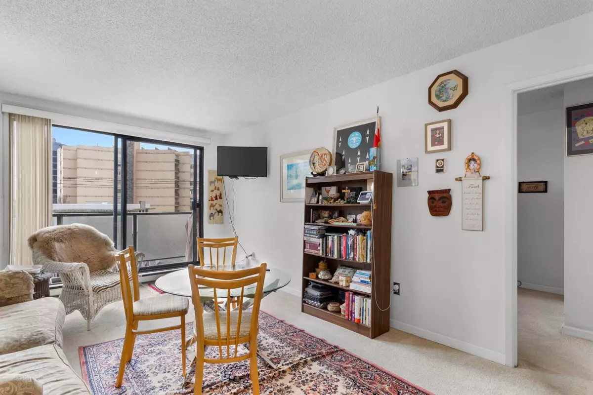 Dining Area Photo of 403 2119 Bellevue Avenue, West Vancouver, BC