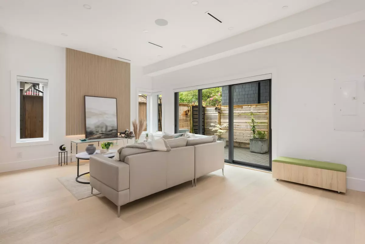 Living Room Photo of 5 371 E 33rd Avenue, Vancouver, BC