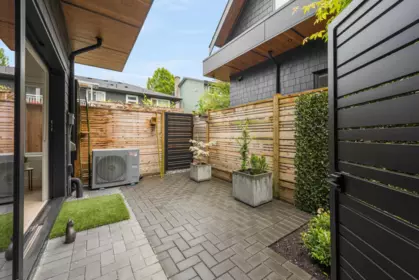 Front Yard Photo of 5 371 E 33rd Avenue, Vancouver, BC