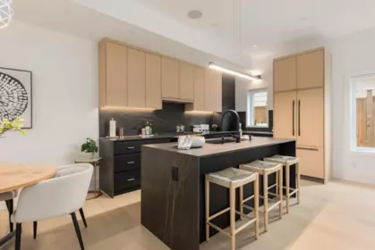 Kitchen Island Photo of 5 371 E 33rd Avenue, Vancouver, BC