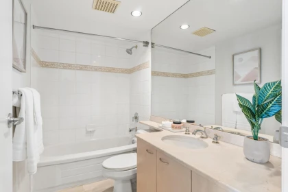 Primary Bathroom Photo of 1907 1331 Alberni Street, Vancouver, BC