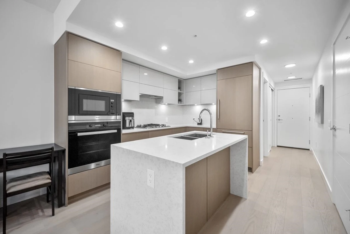 Living Room Photo of 303 469 W King Edward Avenue, Vancouver, BC
