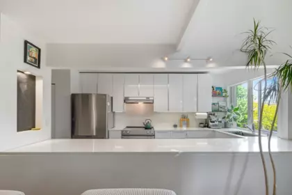 201 3465 Glen Drive, Vancouver, BC, Vancouver — Apartment/Condo for sale