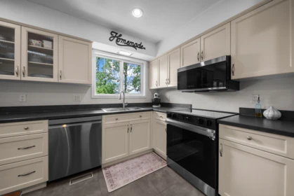 Kitchen Photo of 35061 High Drive, Abbotsford, BC