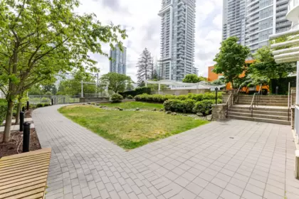 Front Yard Photo of 509 13318 104 Avenue, Surrey, BC