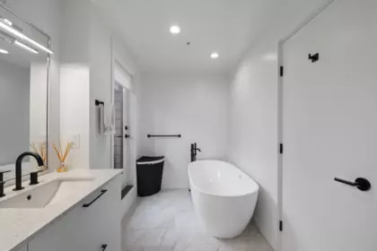 Guest Bathroom Photo of 137 535 E 2nd Street, North Vancouver, BC