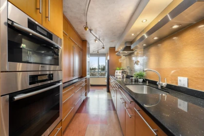 601 6622 Southoaks Crescent, Burnaby, BC, Burnaby — Apartment/Condo for sale