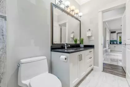 Entry Foyer Photo of 331 E Eighth Avenue, New Westminster, BC