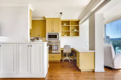 Kitchen Island Photo of 107 150 24 Street, West Vancouver, BC