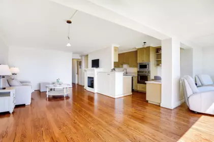 Kitchen Photo of 107 150 24 Street, West Vancouver, BC