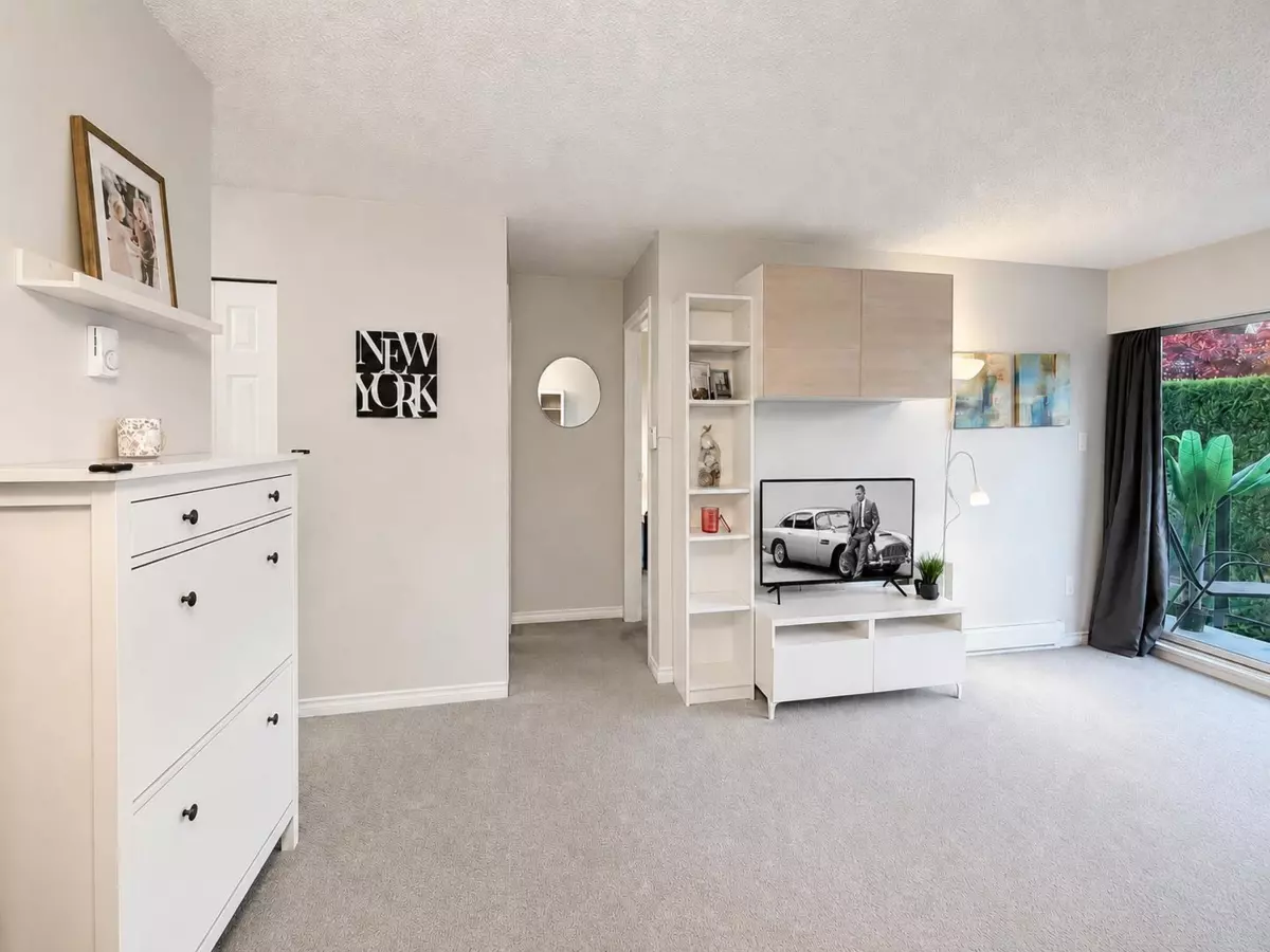 Dining Area Photo of 301 215 Mowat Street, New Westminster, BC