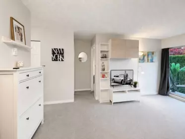 301 215 Mowat Street, New Westminster, BC, New Westminster — Apartment/Condo for sale