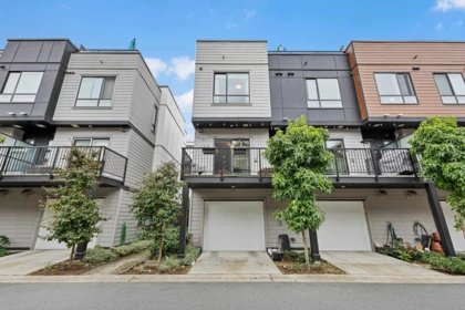 Front Yard Photo of 20 19749 55 Avenue, Langley, BC