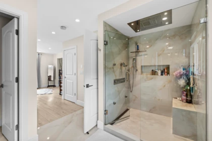 Entry Foyer Photo of 738 Sylvan Avenue, North Vancouver, BC