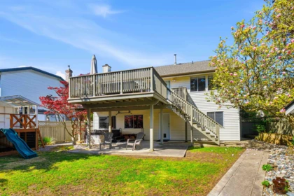 Staircase Photo of 16162 8a Avenue, Surrey, BC