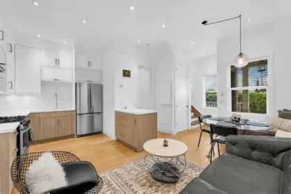 2 1136 E Pender Street, Vancouver, BC, Vancouver — Half Duplex for sale