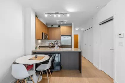 205 135 W 2nd Street, North Vancouver, BC, North Vancouver — Apartment/Condo for sale