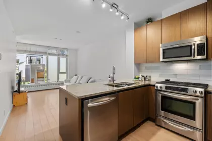 205 135 W 2nd Street, North Vancouver, BC, North Vancouver — Apartment/Condo for sale