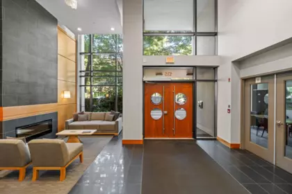 205 135 W 2nd Street, North Vancouver, BC, North Vancouver — Apartment/Condo for sale
