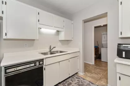 Kitchen Photo of 102 32910 Amicus Place, Abbotsford, BC