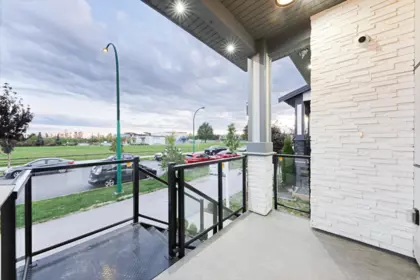 Family Room Photo of 19433 70 Avenue, Surrey, BC