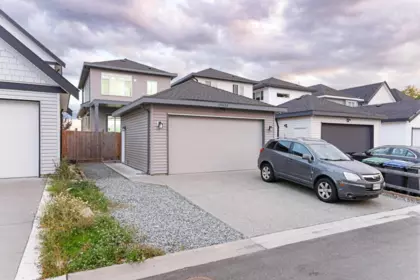 Front Yard Photo of 19433 70 Avenue, Surrey, BC