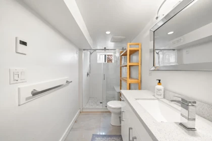 Hallway Photo of 413 Seventh Avenue, New Westminster, BC