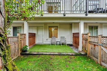 Front Yard Photo of 8 1708 King George Boulevard, Surrey, BC