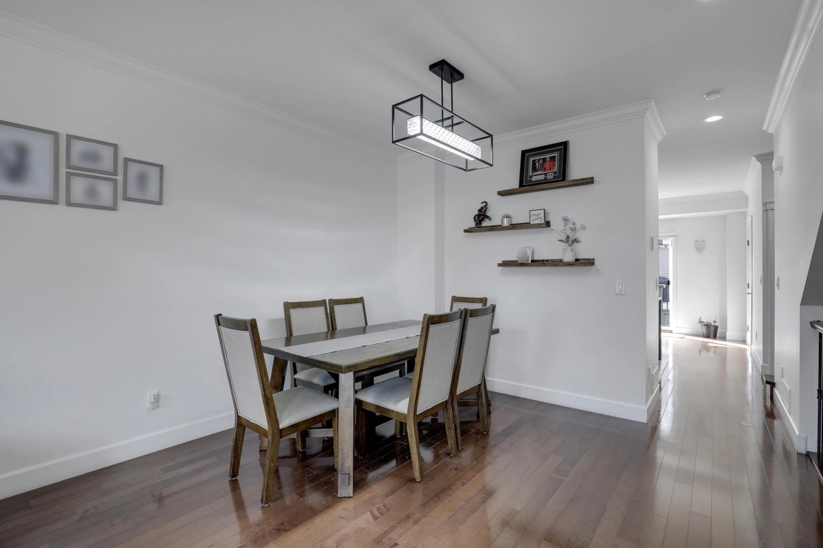 Walk-In Closet Photo of 2 32792 Lightbody Court, Mission, BC