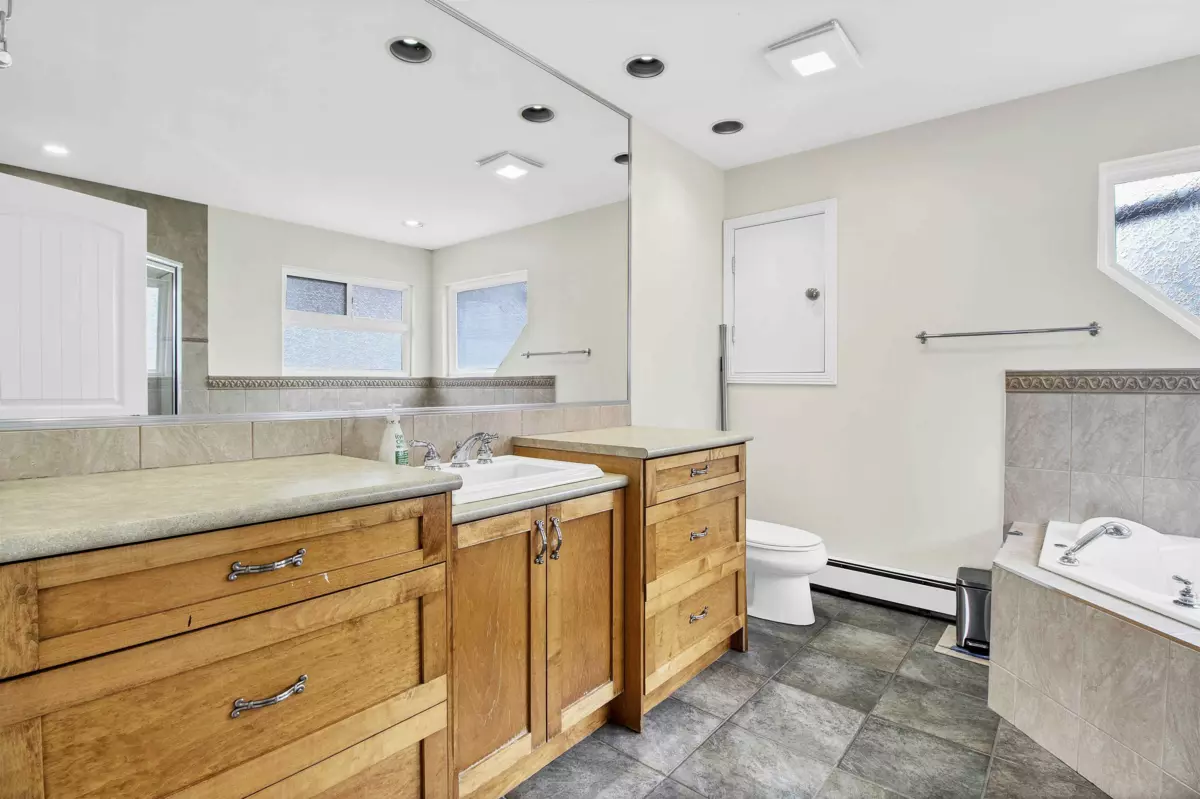 Entry Foyer Photo of 14845 72a Avenue, Surrey, BC