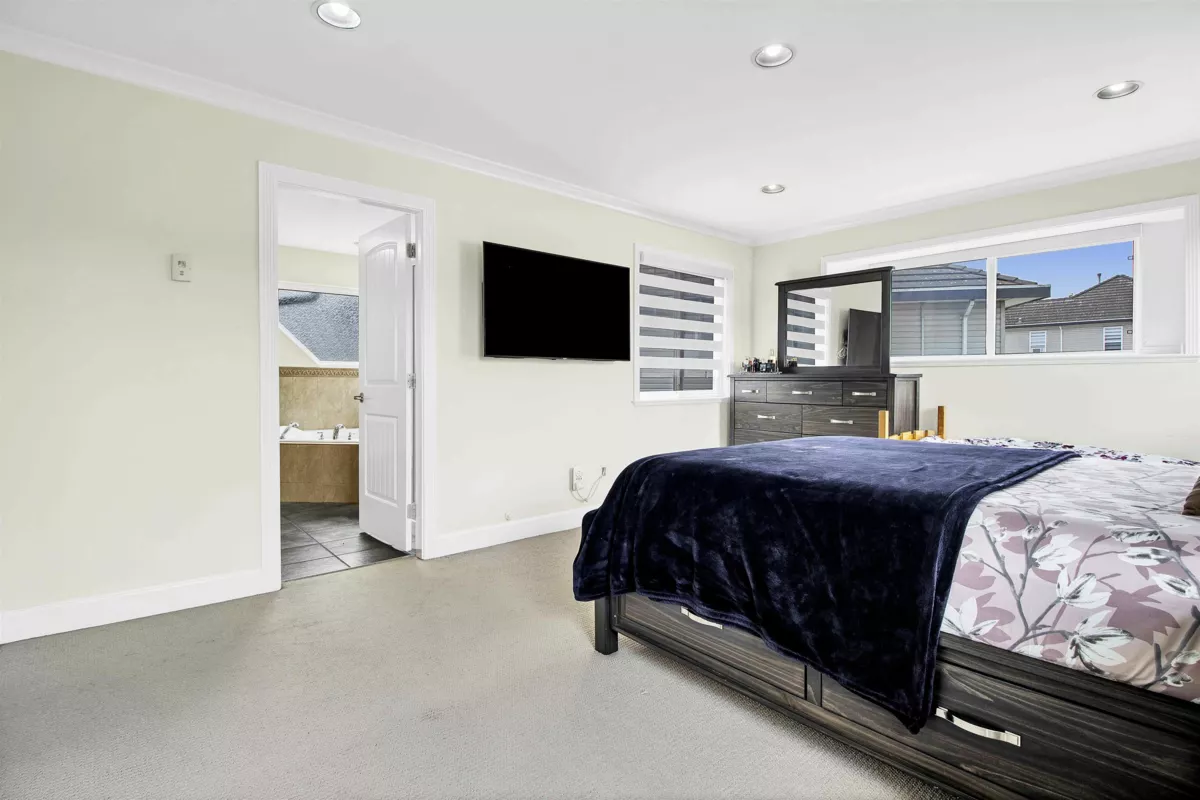 Laundry Room Photo of 14845 72a Avenue, Surrey, BC