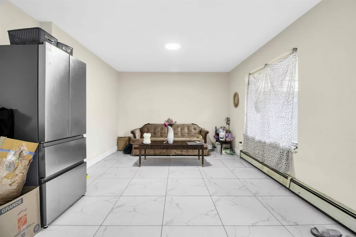 Swimming Pool Photo of 14845 72a Avenue, Surrey, BC