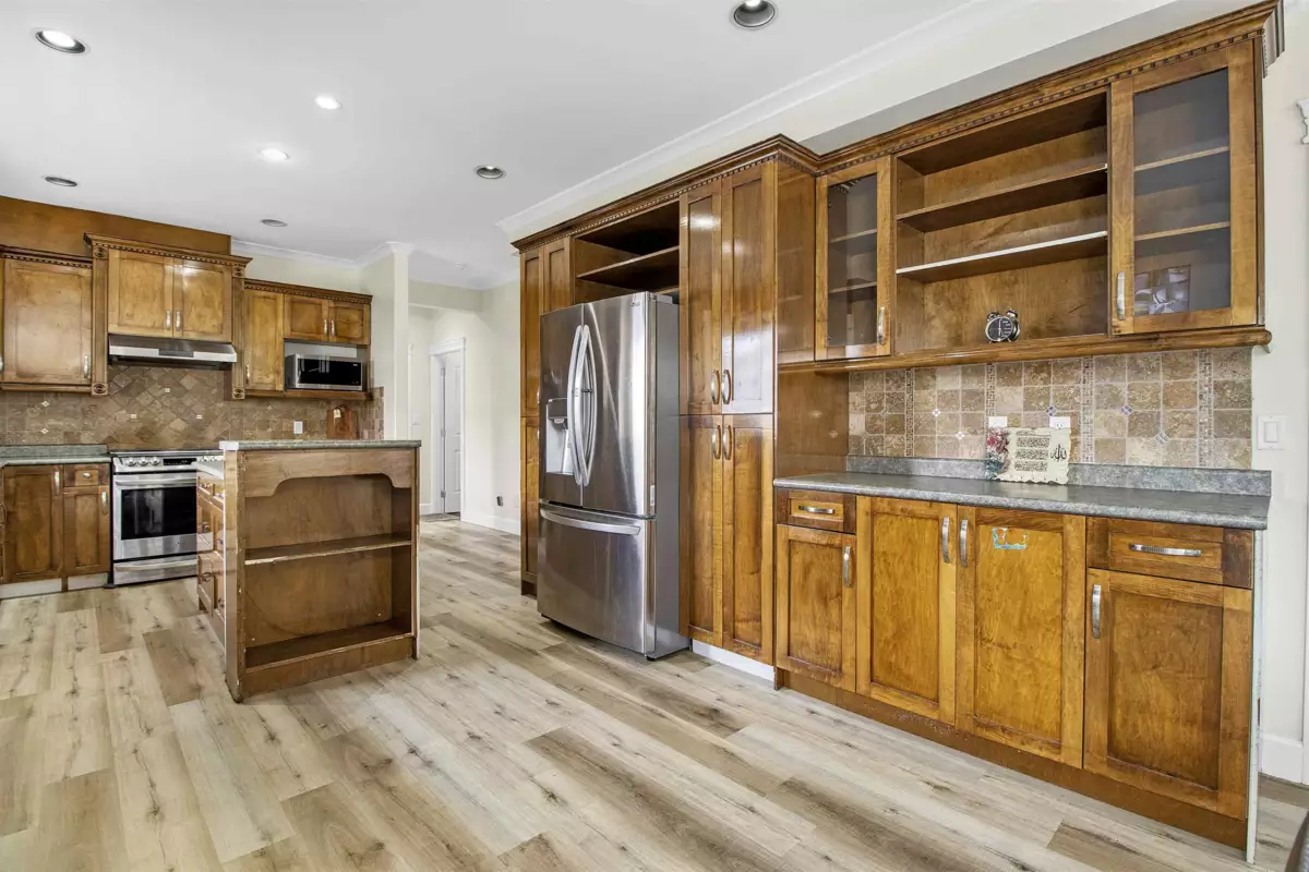 Walk-In Closet Photo of 14845 72a Avenue, Surrey, BC