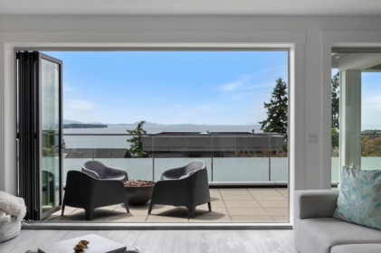 15374 Royal Avenue, White Rock, BC, White Rock — Single Family Residence for sale
