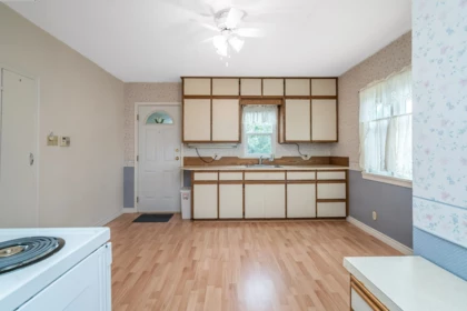 Walk-In Closet Photo of 33884 Mayfair Avenue, Abbotsford, BC