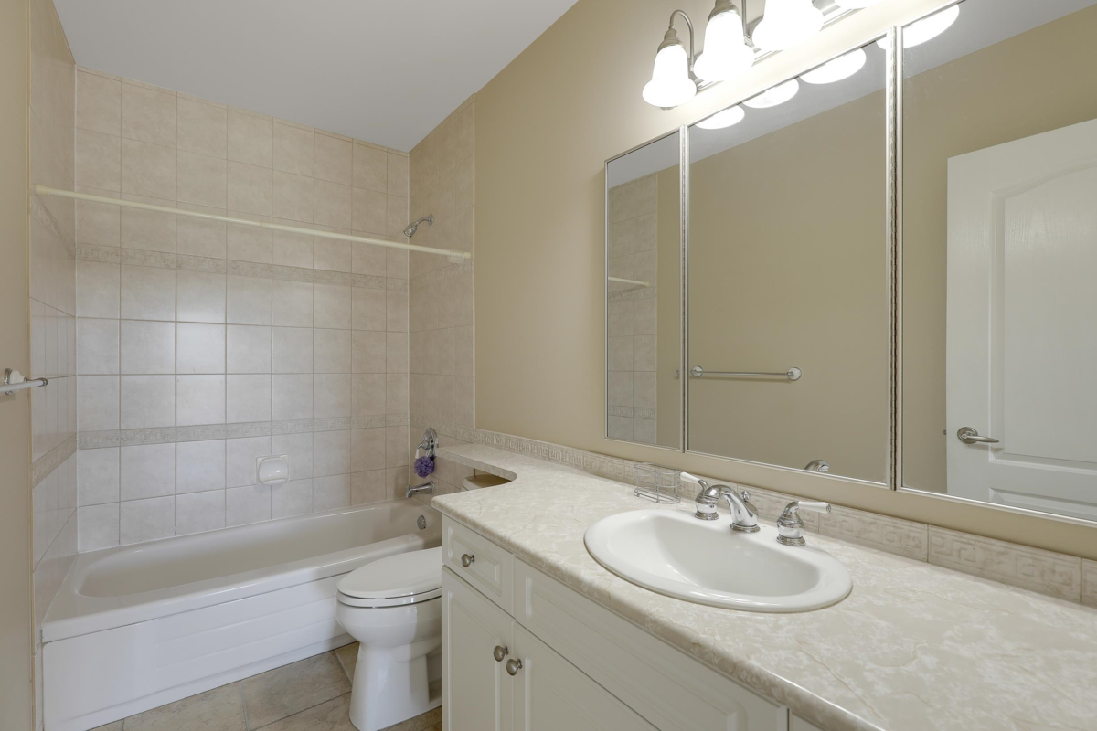 Hallway Photo of 301 1330 Hunter Road, Delta, BC