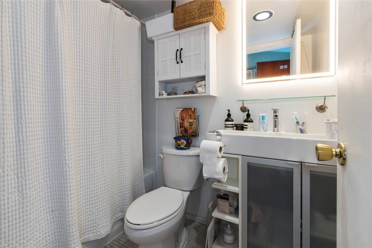 Powder Room Photo of 2402 1850 Comox Street, Vancouver, BC