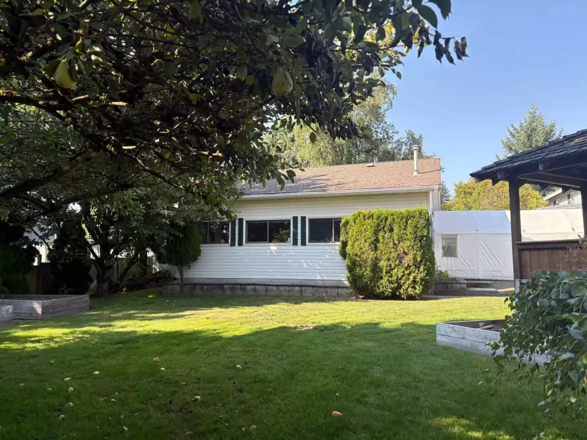 Living Room Photo of 5533 183a Street, Surrey, BC